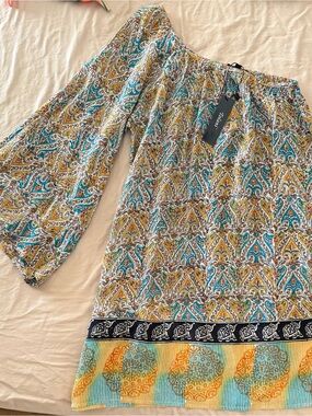 Tolani Elaine single flaired sleeve mini dress. Size Small.